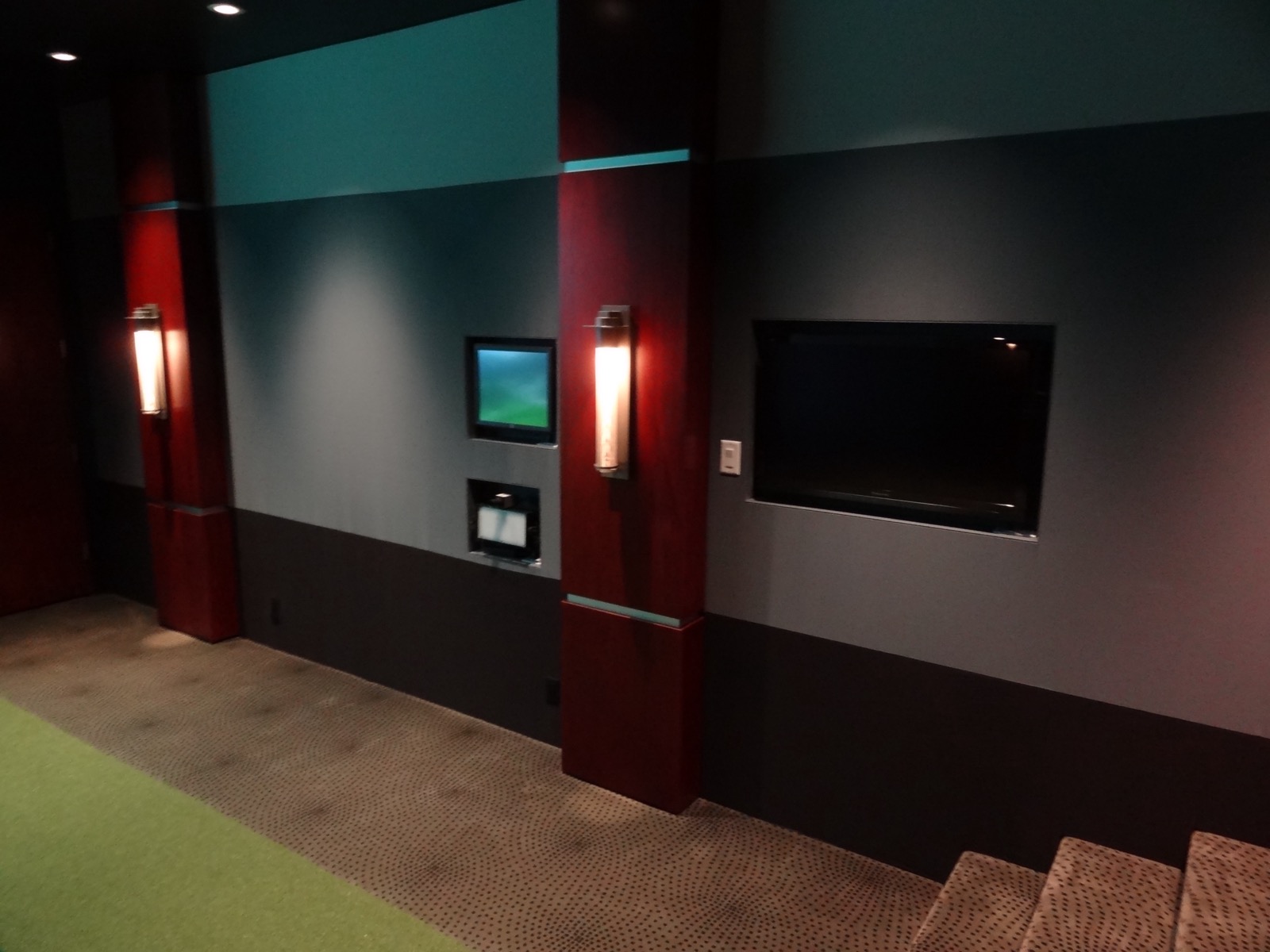 Tarrytown Golf Sim and theater with Side TV