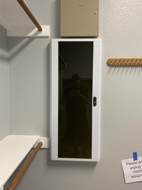 Distribution with door shut